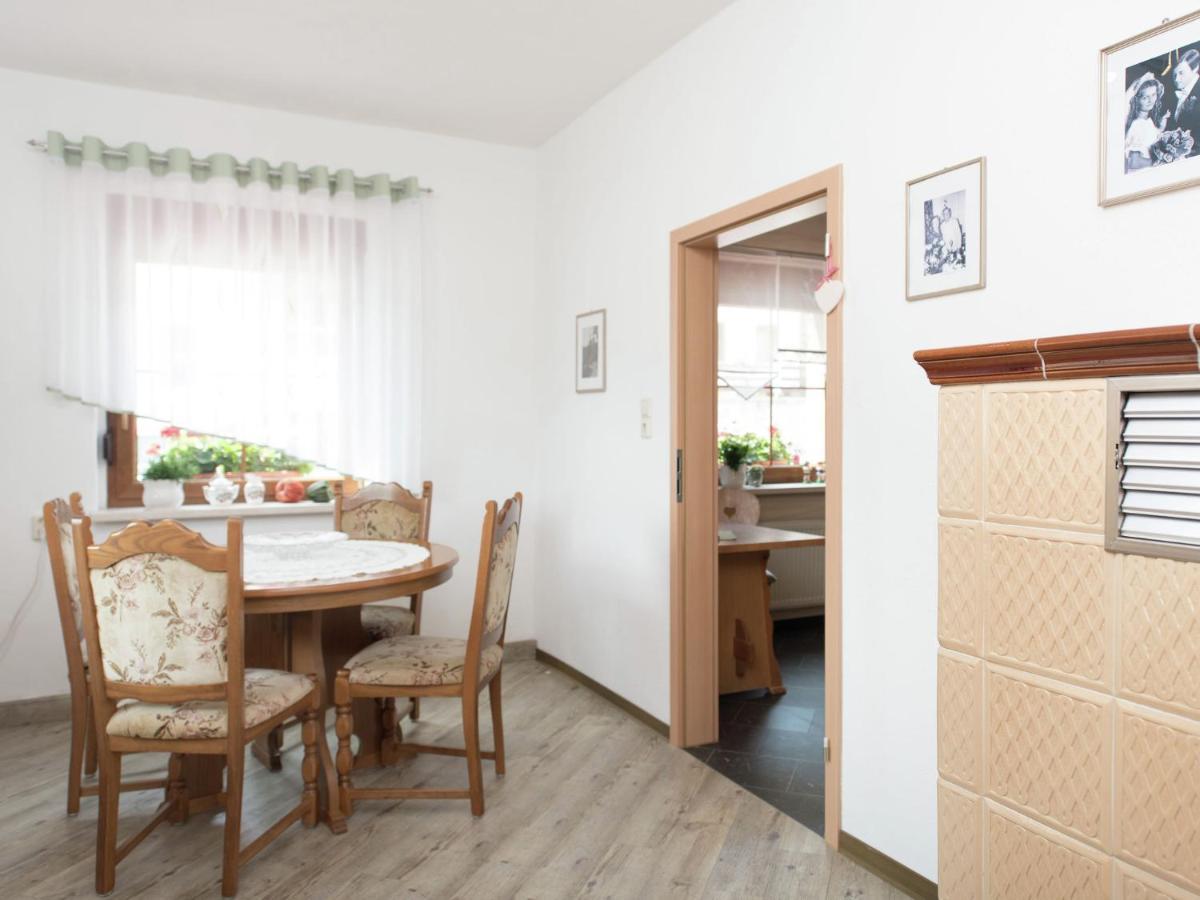 Cozy Apartment In Ore Mountains With Balcony Breitenbrunn  Rum bild